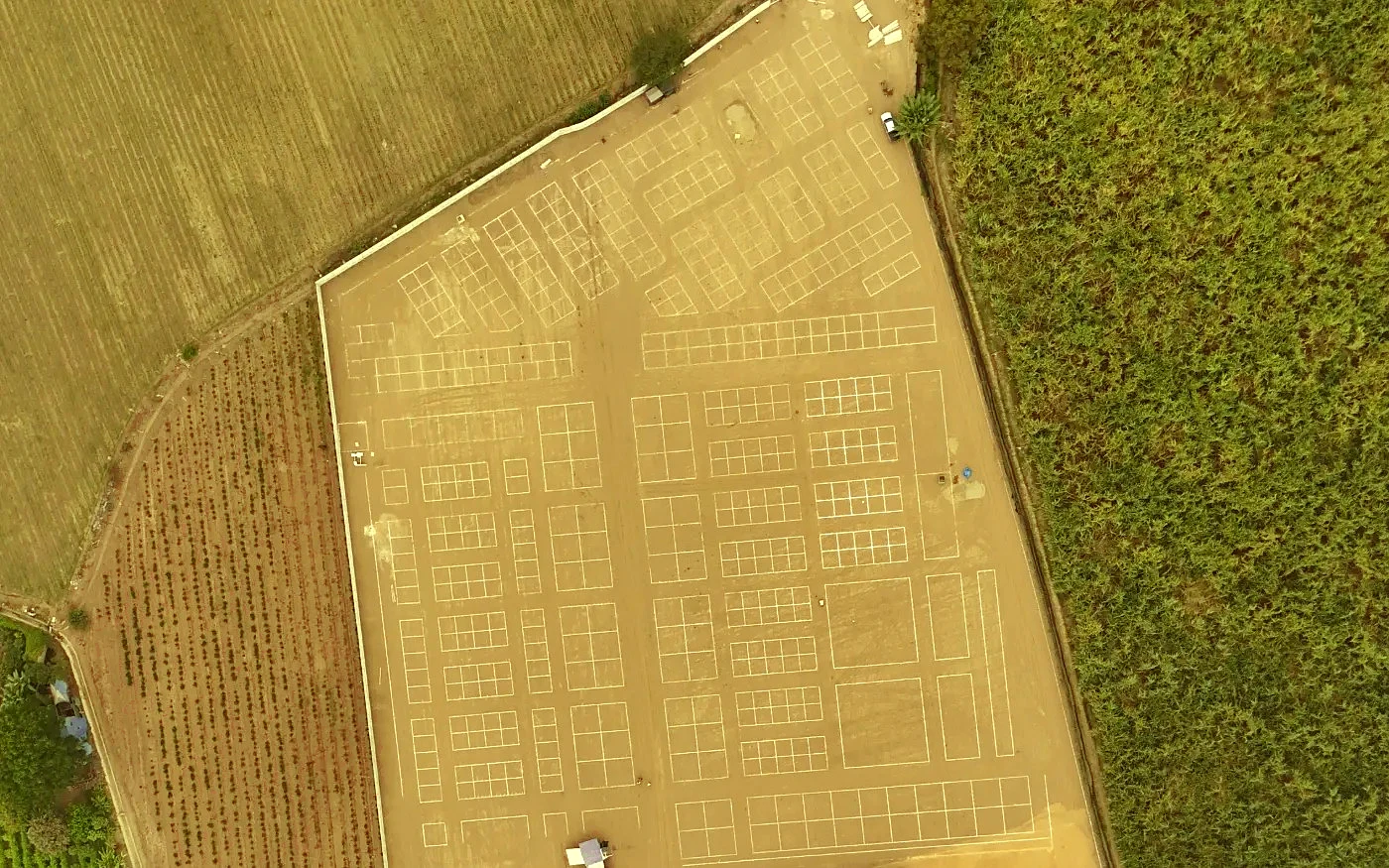 Vista de dron del terreno de Mall Virú hoy, con los lotes trazados