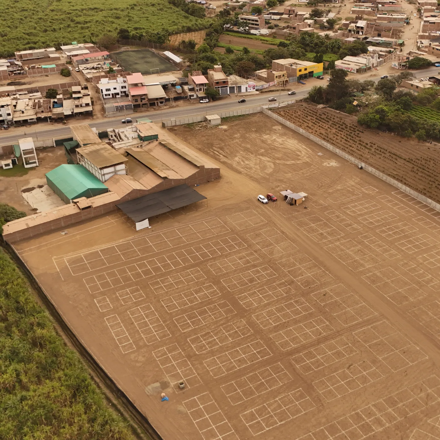 Foto de dron del terreno de Mall Virú con los lotes trazados, junto a la Panamericana