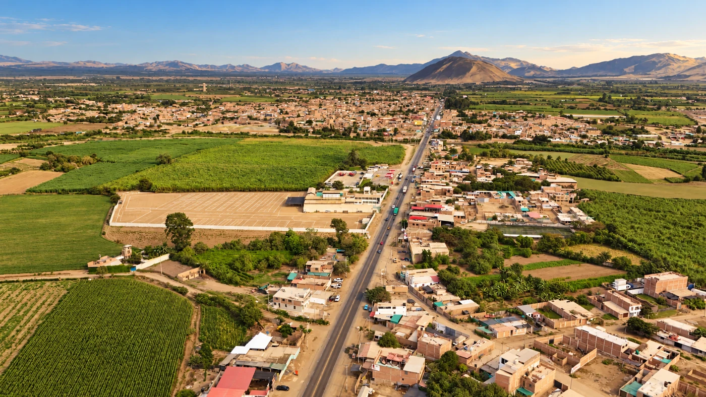 Foto de dron del terreno de Mall Virú junto a la Panamericana