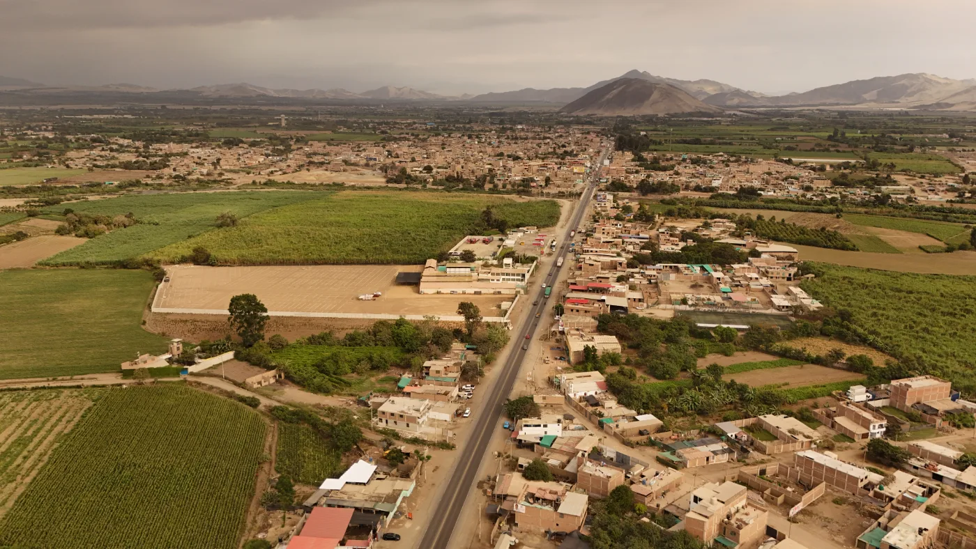 Foto de dron del terreno de Mall Virú junto a la Panamericana